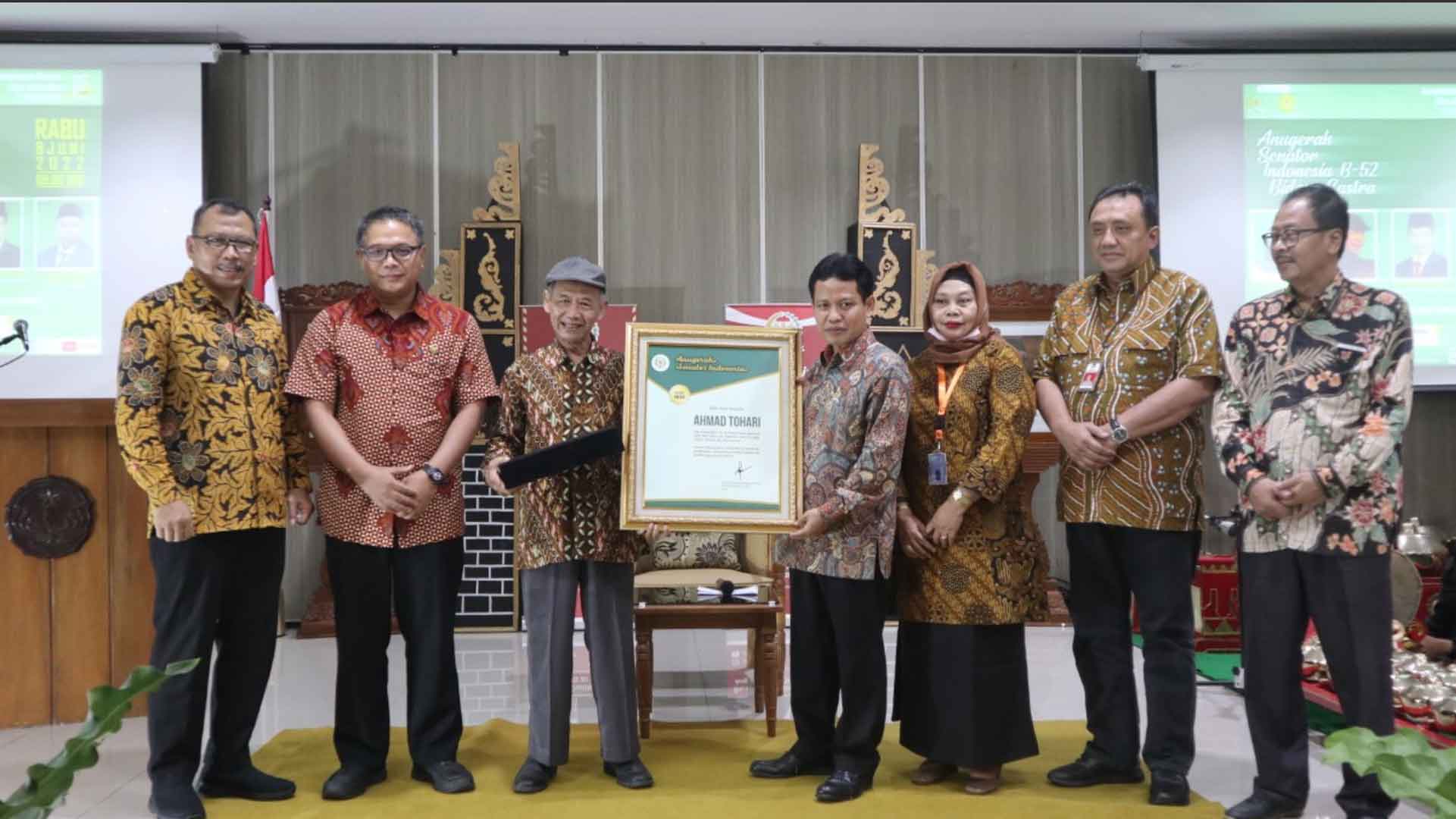 Anggota KY Binziad Kadafi Hadiri Anugerah Senator Indonesia B-52 Bidang Sastra dan Kebudayaan