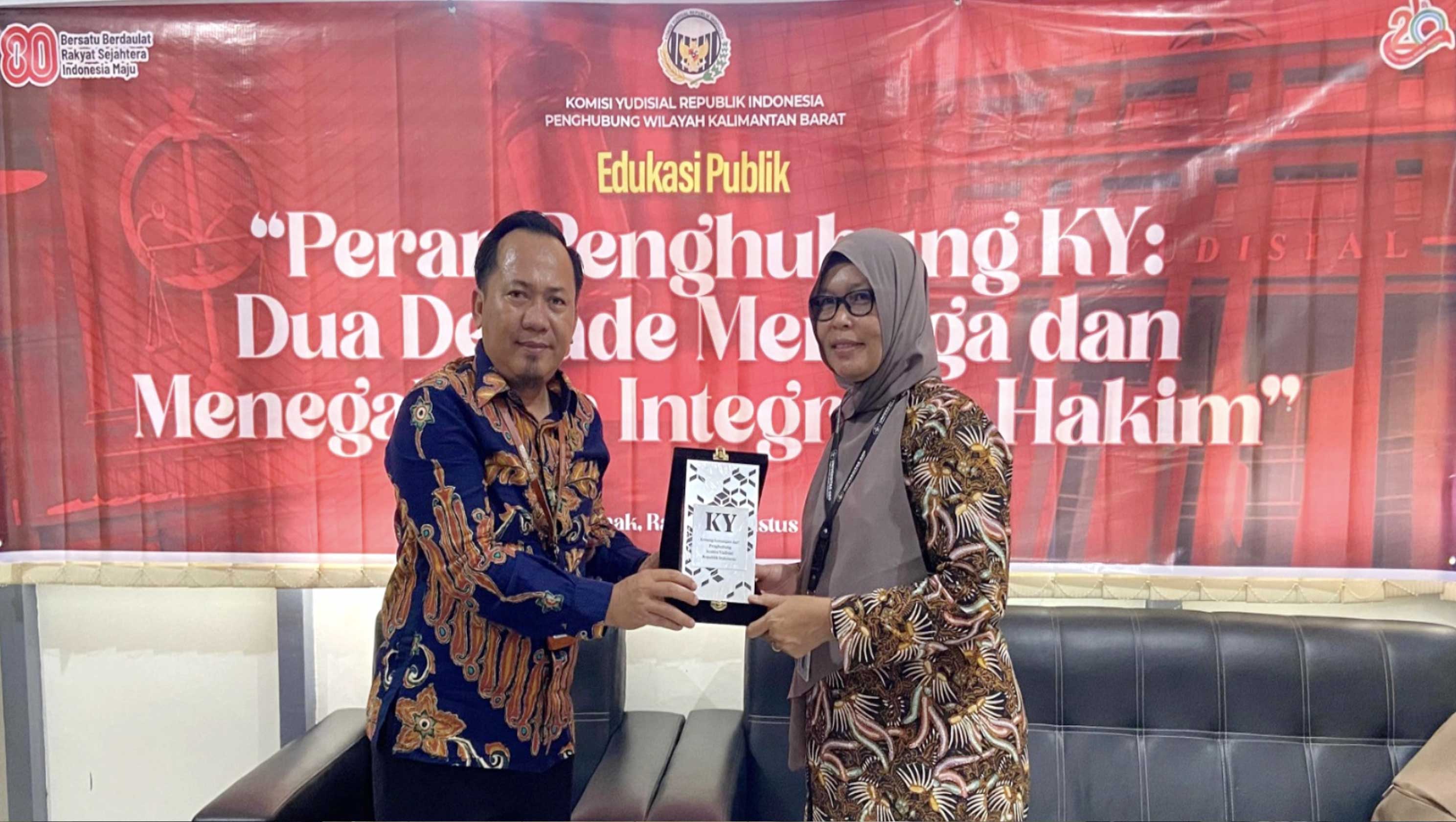 Penghubung KY Kalbar Ajak Publik Jaga Integritas Hakim melalui Edukasi Publik Penghubung KY Kalbar Ajak Publik Jaga Integritas Hakim melalui Edukasi Publik