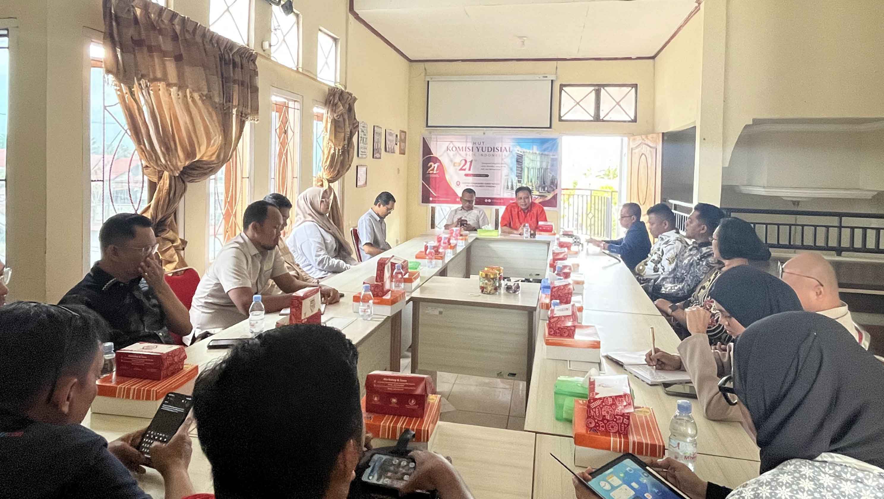 Anggota KY Jaring Masukan Advokat dan Masyarakat Sipil di Sultra