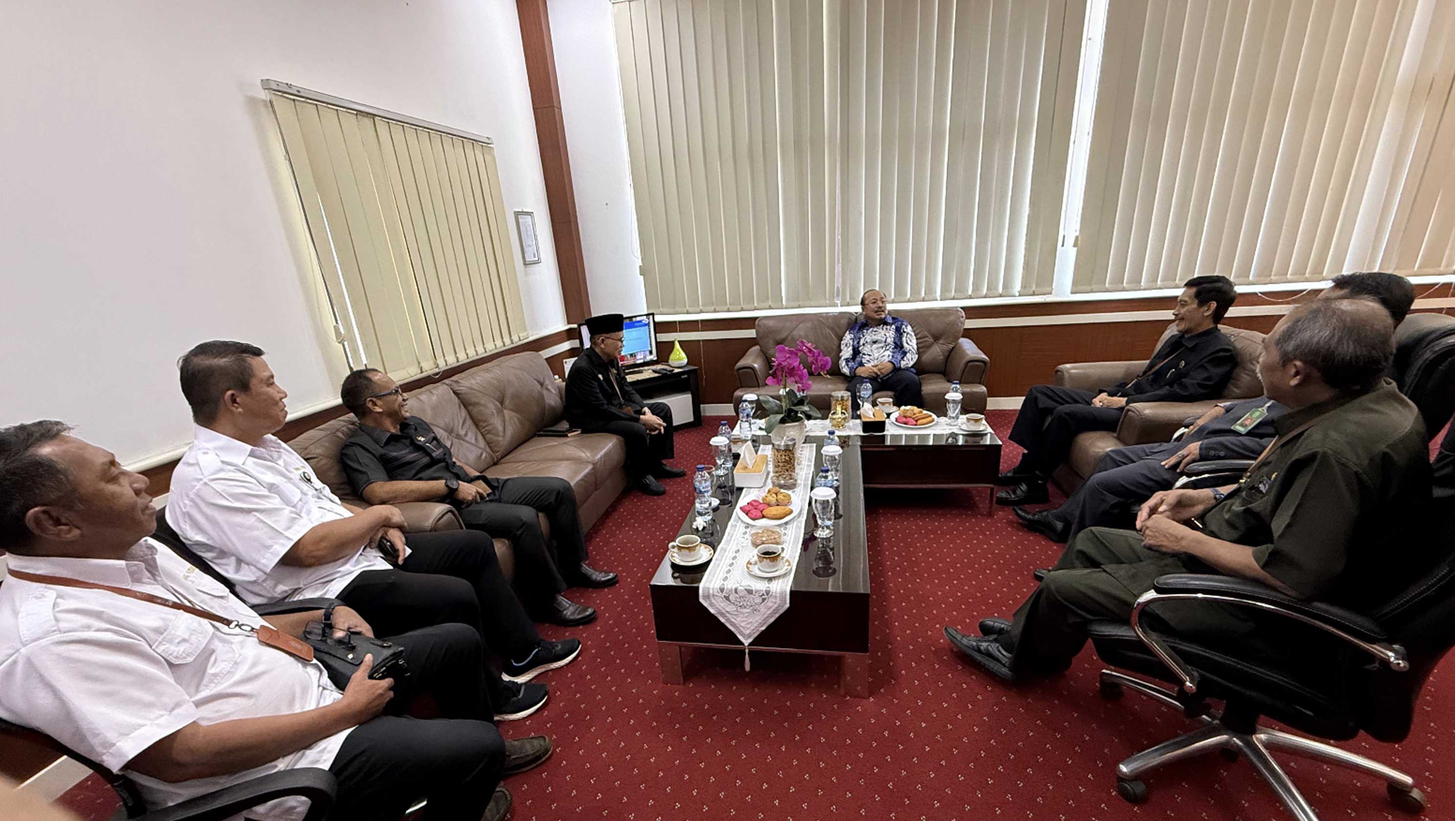 Ketua KY Sambangi PTA Manado Ketua KY Sambangi PTA Manado