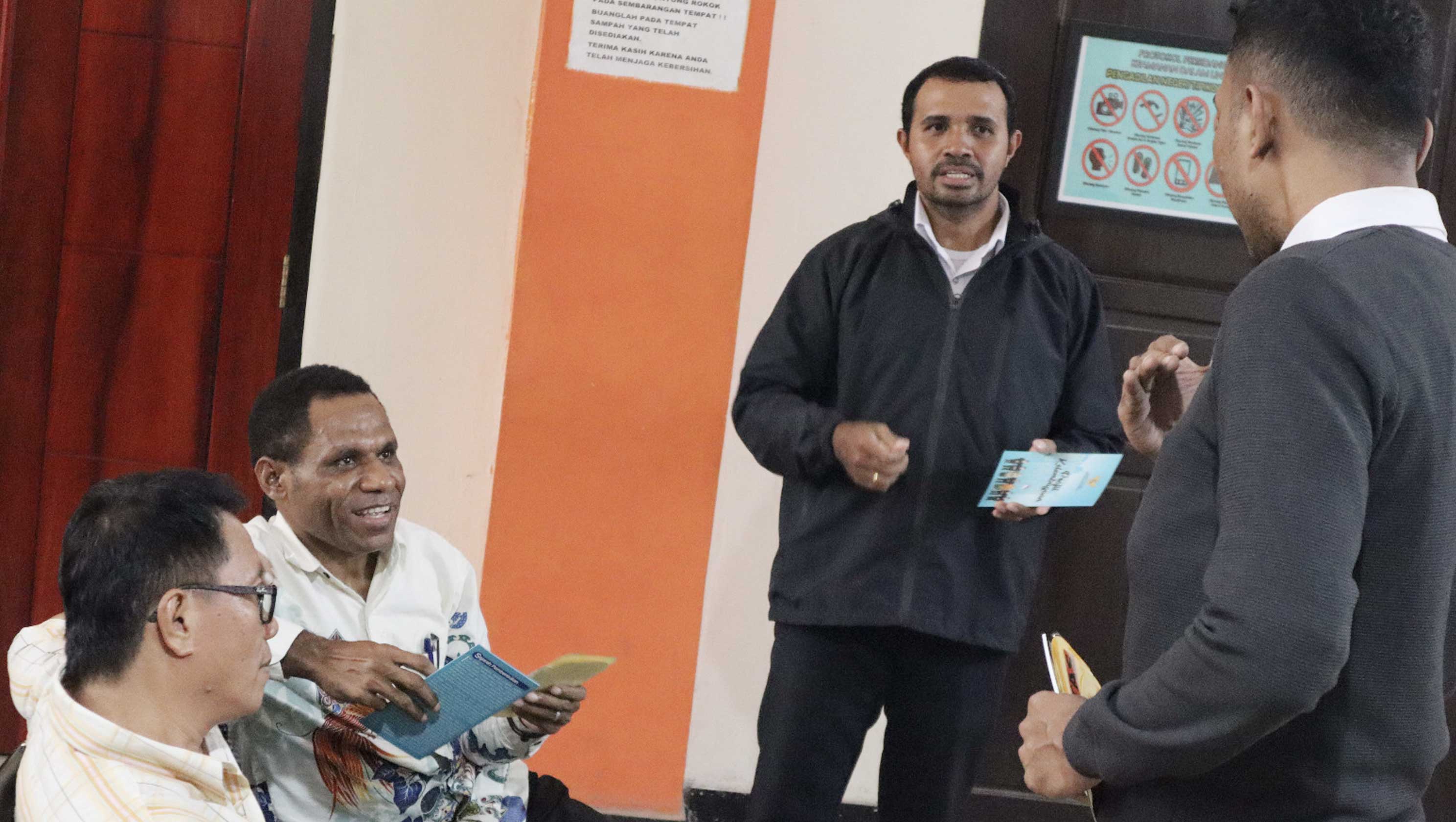 Penghubung KY Papua Kenalkan Tugas KY ke Pengunjung PN Jayapura